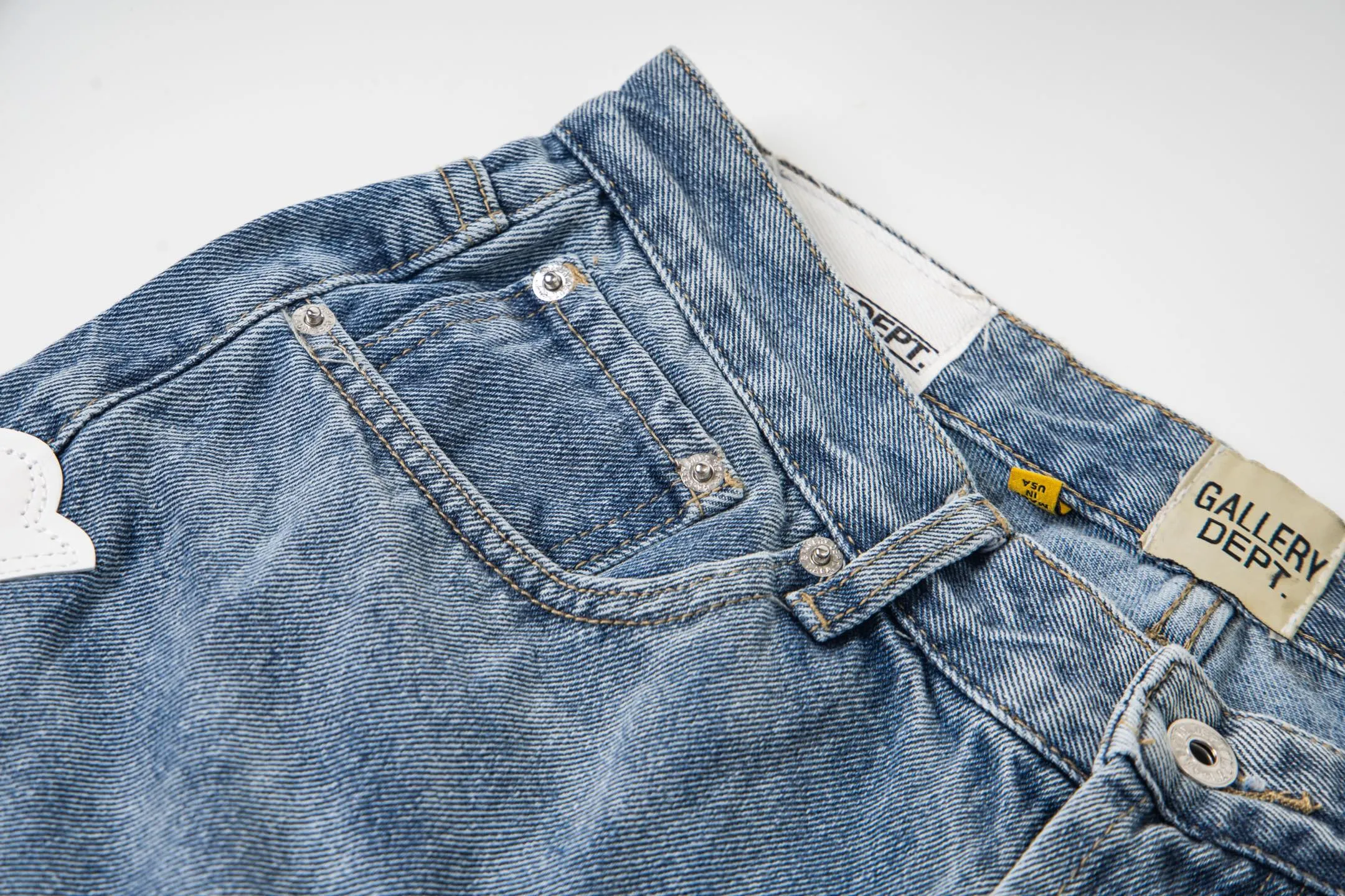 P240 Chrome Hearts Gallery co-branded limited-edition cross-flared flared jeans are a hot item this season and are sought after by countless celebrities and fashionistas. The neat details of the cutting process add color to the playful fashion! The neat and meticulous design, and the well-fitting structure is unique. The upper body not only has outstanding recognition, but also looks younger and younger. A style with the ultimate wearing meaning and performance, gorgeous color matching, and the craftsmanship of this style is also extremely extraordinary. After the finished product is washed, it is disassembled and hand-made with sheepskin cross leather and then spliced ​​together to complete. The whole piece has too many craftsmanship to describe. It is decorated with patchwork cross flowers and high-waisted washed jeans! ! Absolutely high-end luxury product, a god-level single product, a super popular product, made by top heavy industry, a magic weapon that cannot be missed to hit the streets. Style number: 1843 Size: 28 30 32 34 36 Color: blue